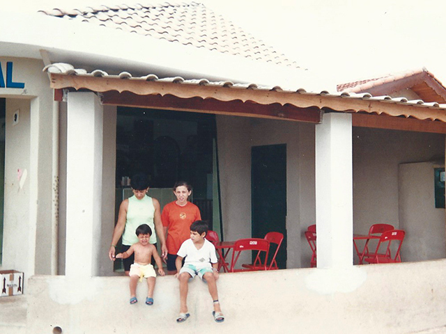 Familia Cabral reunida na pequena melhoria na sorveteria